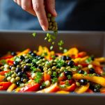 Aggiunta dei condimenti al piatto