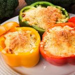 Peperoni di colore diverso ripieni