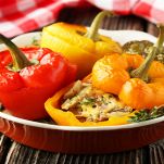 Peperoni di colori diversi ripieni
