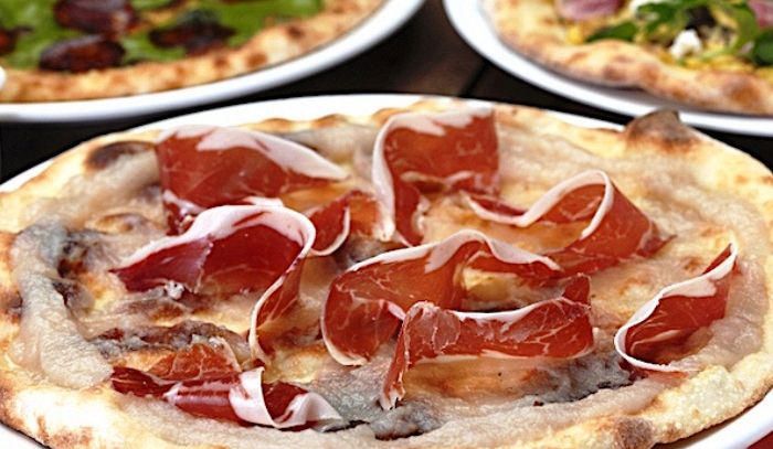 Pizza al testo con prosciutto