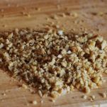 Pizza con cipolle, noci e gorgonzola