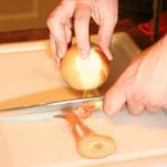 Pizza con cipolle, noci e gorgonzola