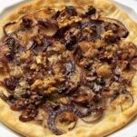 Pizza con cipolle, noci e gorgonzola