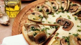 Pizza ai funghi all'aglio