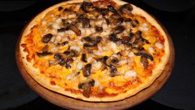 Pizza con gamberi e funghi