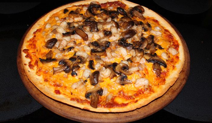 Pizza con gamberi e funghi