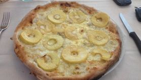 Pizza con mele e gorgonzola