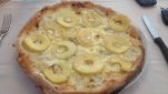 Pizza con mele e gorgonzola