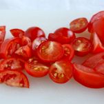 Pizza con pomodoro fresco e carciofini