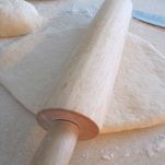 Pizza con pomodoro fresco e carciofini