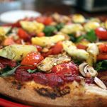 Pizza con pomodoro fresco e carciofini