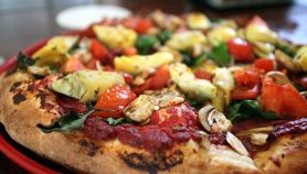 Pizza con pomodoro fresco e carciofini