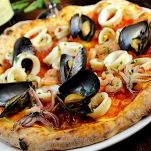 Pizza con zafferano e frutti di mare