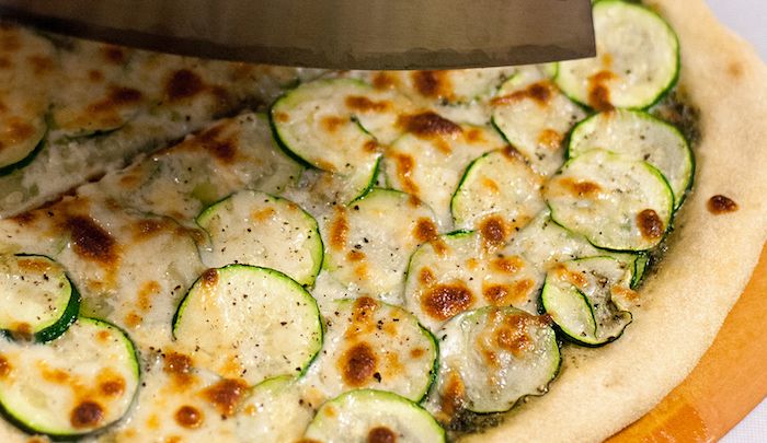 Pizza di zucchine, pesto e pecorino