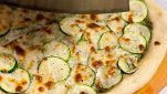 Pizza di zucchine, pesto e pecorino