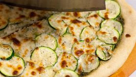 Pizza di zucchine, pesto e pecorino