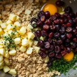 Terrina con ripieno di mele, prugne e altri ingredienti.