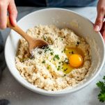 Lavorazione ingredienti delle polpette di pane
