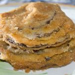Piatto con portafogli di melanzane appena fritti