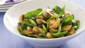 Funghi prataioli in insalata con spinaci