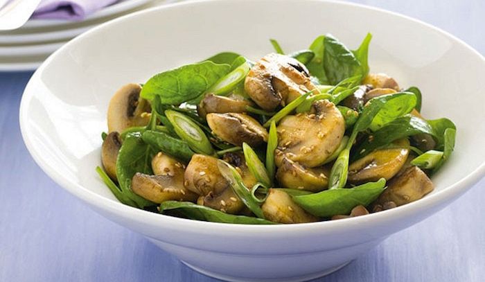 Funghi prataioli in insalata con spinaci