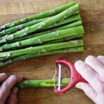 Punte di asparagi con uova strapazzate