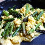 Punte di asparagi con uova strapazzate