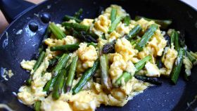 Asparagi con le uova strapazzate