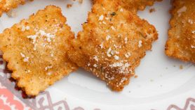 Ravioli fritti di funghi con aceto balsamico