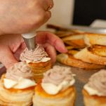 Riempire vol-au-vent con mousse di prosciutto