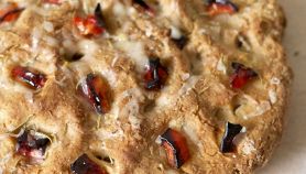 Schiacciata con peperoni e pecorino