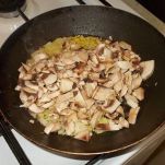 Sformato di uova e funghi freschi