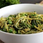Spaghetti con zucchine e piselli