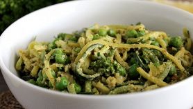 Spaghetti con piselli e zucchine