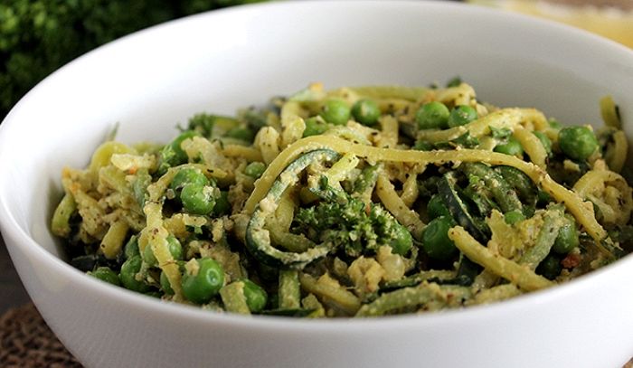 Spaghetti con piselli e zucchine