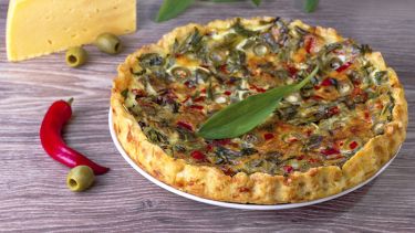 Torta con olive e acciughe