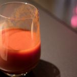 Bicchiere con succo di pomodoro in cui è disciolto amido di mais