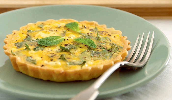 Crostatine di pasta frolla con formaggio caprino e menta