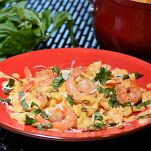 Farfalle con verdure e gamberetti