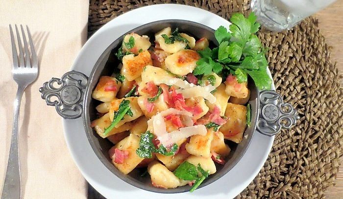 Gnocchi con rucola e speck