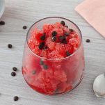 Bicchiere di granita all'anguria con semini di cioccolato