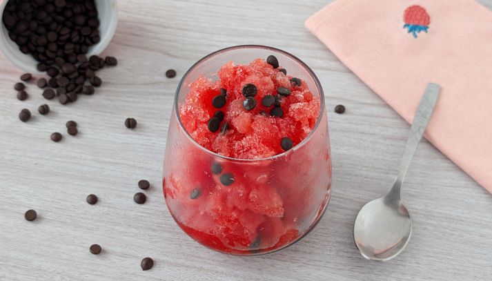 Bicchiere di granita all'anguria con semini di cioccolato