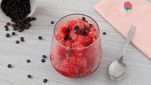 Bicchiere di granita all'anguria con semini di cioccolato