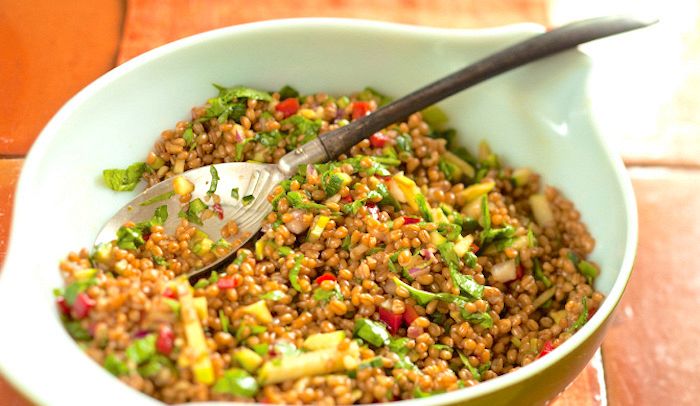 Ricetta Insalata di farro con mela verde e prosciutto - Le ...