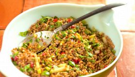 Insalata di farro con mela verde e prosciutto