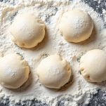 krapfen pronti per essere fritti
