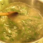 Minestra gialla di riso e asparagi