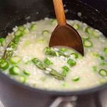 Minestra gialla di riso e asparagi