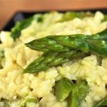 Minestra gialla di riso e asparagi