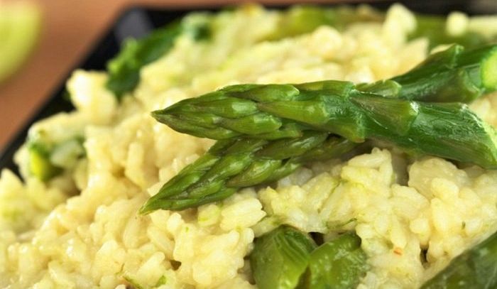 Minestra di riso e asparagi gialla